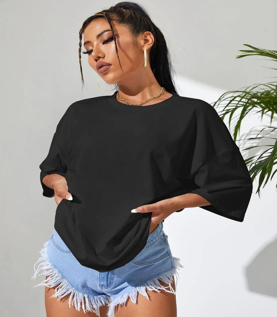 Camiseta feminina longa oversized de algodão em estilo casual com modelagem solta e confortável, ideal para composições despojadas.