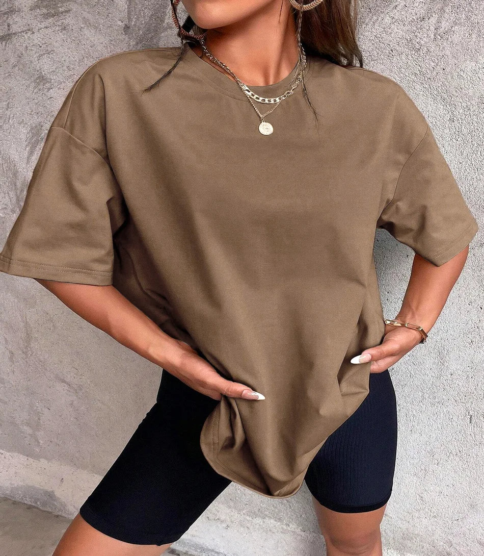 Camiseta feminina longa oversized de algodão em estilo casual com modelagem solta e confortável, ideal para composições despojadas.