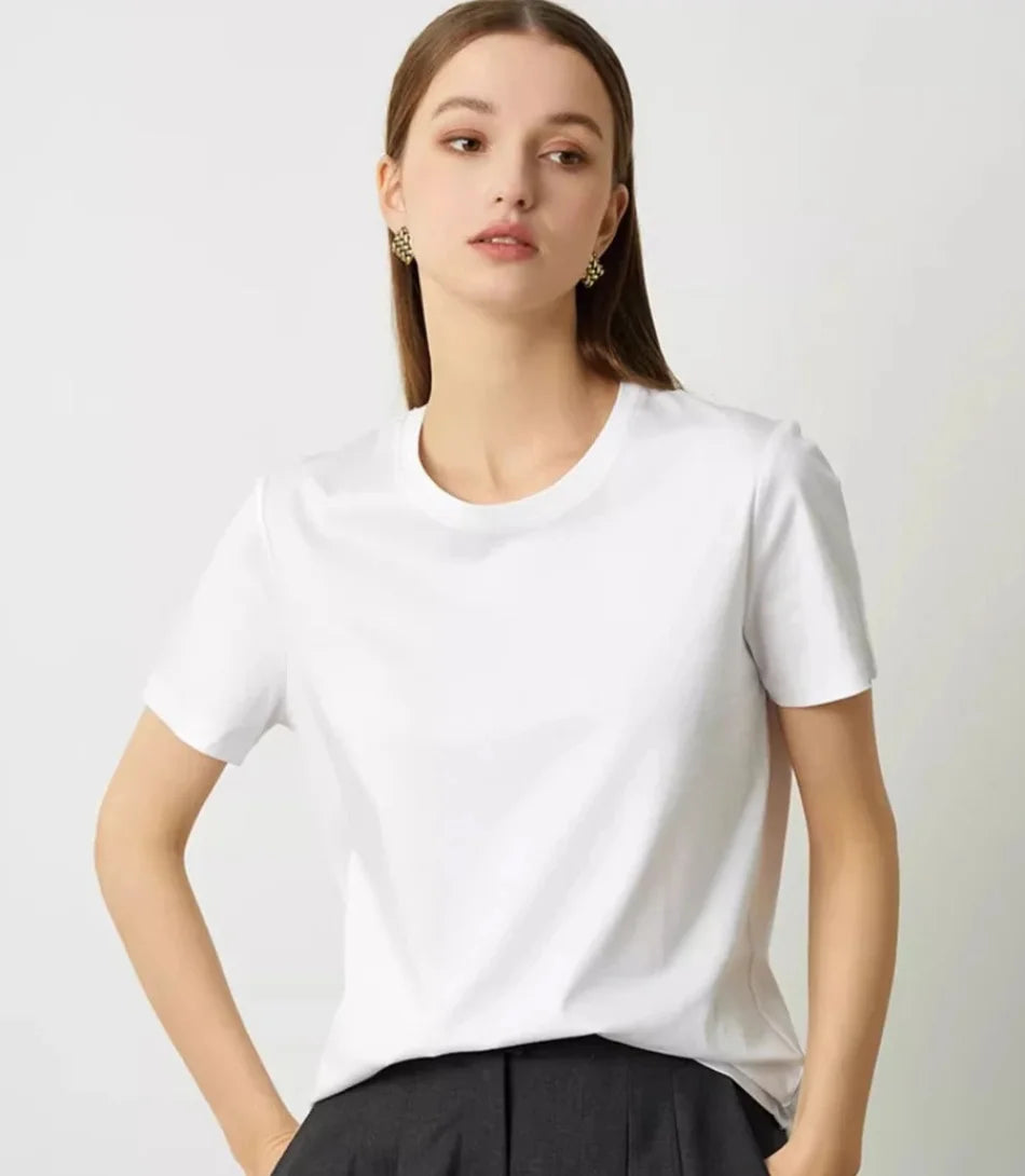 Camiseta básica feminina de algodão confortável com corte reto e decote redondo ideal para looks casuais.