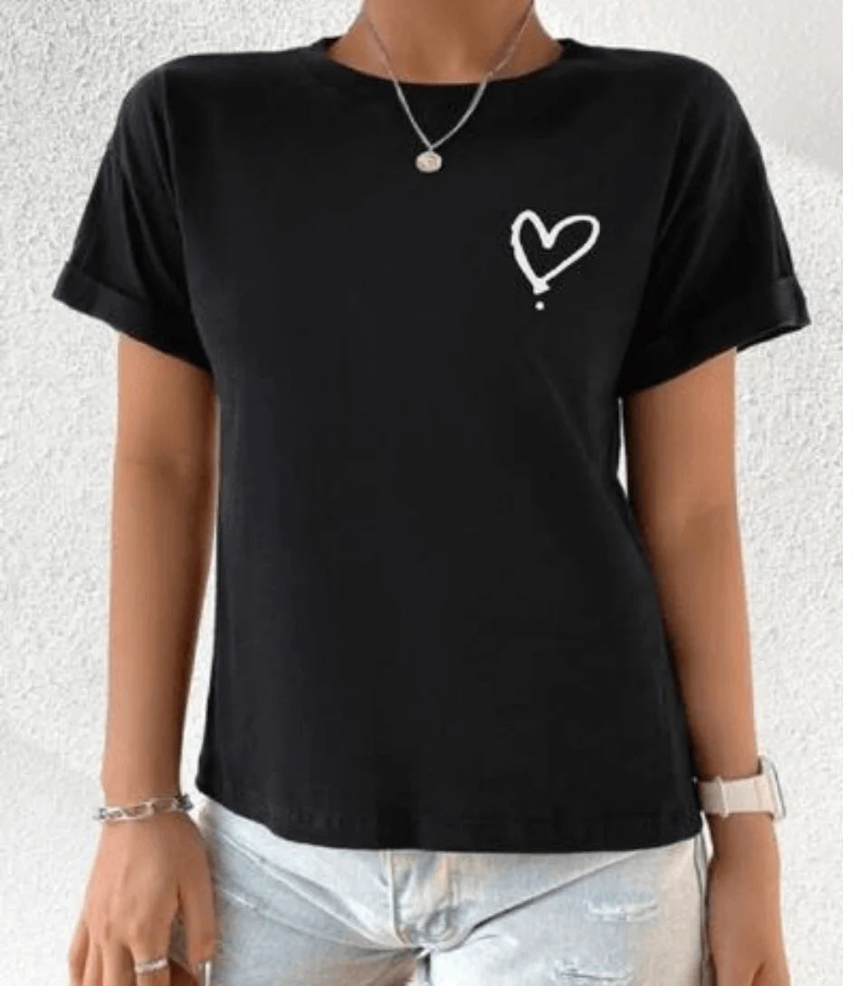 Camiseta Feminina Básica em Algodão Verde, com corte reto, decote redondo e mangas curtas dobradas, ideal para looks casuais.