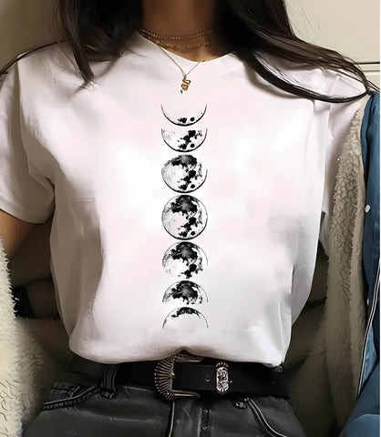 Camiseta feminina preta com estampa de fases da lua e planetas, design moderno e inspirado em astronomia, ideal para looks casuais e estilosos.