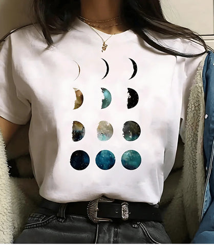 Camiseta feminina preta com estampa de fases da lua e planetas, design moderno e inspirado em astronomia, ideal para looks casuais e estilosos.