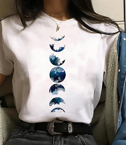 Camiseta feminina preta com estampa de fases da lua e planetas, design moderno e inspirado em astronomia, ideal para looks casuais e estilosos.