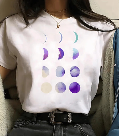 Camiseta feminina preta com estampa de fases da lua e planetas, design moderno e inspirado em astronomia, ideal para looks casuais e estilosos.