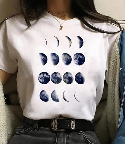 Camiseta feminina preta com estampa de fases da lua e planetas, design moderno e inspirado em astronomia, ideal para looks casuais e estilosos.
