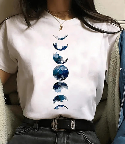 Camiseta feminina preta com estampa de fases da lua e planetas, design moderno e inspirado em astronomia, ideal para looks casuais e estilosos.