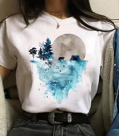 Camiseta feminina preta com estampa de fases da lua e planetas, design moderno e inspirado em astronomia, ideal para looks casuais e estilosos.