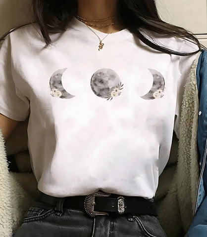Camiseta feminina preta com estampa de fases da lua e planetas, design moderno e inspirado em astronomia, ideal para looks casuais e estilosos.
