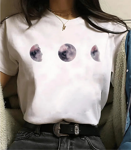 Camiseta feminina preta com estampa de fases da lua e planetas, design moderno e inspirado em astronomia, ideal para looks casuais e estilosos.