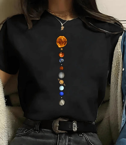 Camiseta feminina preta com estampa de fases da lua e planetas, design moderno e inspirado em astronomia, ideal para looks casuais e estilosos.