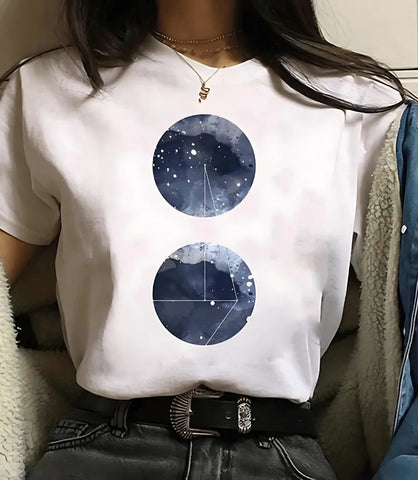 Camiseta feminina preta com estampa de fases da lua e planetas, design moderno e inspirado em astronomia, ideal para looks casuais e estilosos.
