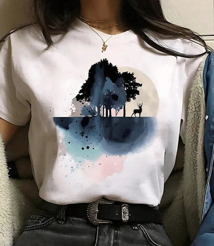 Camiseta feminina preta com estampa de fases da lua e planetas, design moderno e inspirado em astronomia, ideal para looks casuais e estilosos.