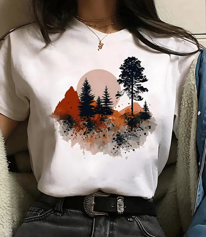 Camiseta feminina preta com estampa de fases da lua e planetas, design moderno e inspirado em astronomia, ideal para looks casuais e estilosos.