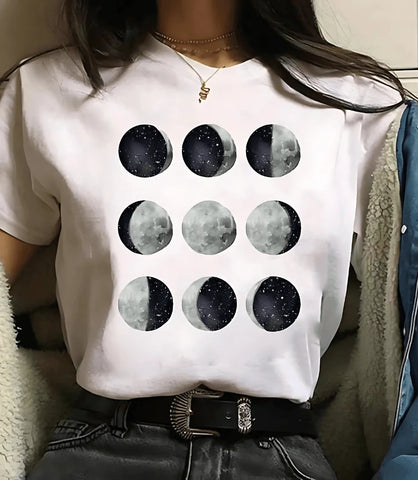 Camiseta feminina preta com estampa de fases da lua e planetas, design moderno e inspirado em astronomia, ideal para looks casuais e estilosos.