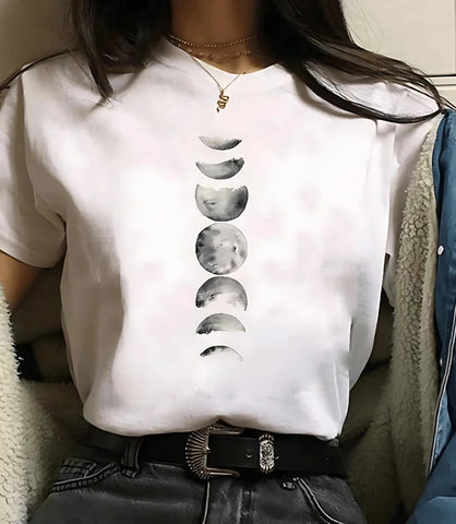 Camiseta feminina preta com estampa de fases da lua e planetas, design moderno e inspirado em astronomia, ideal para looks casuais e estilosos.