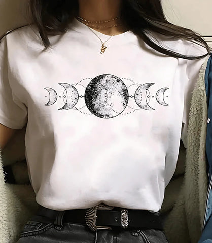 Camiseta feminina preta com estampa de fases da lua e planetas, design moderno e inspirado em astronomia, ideal para looks casuais e estilosos.