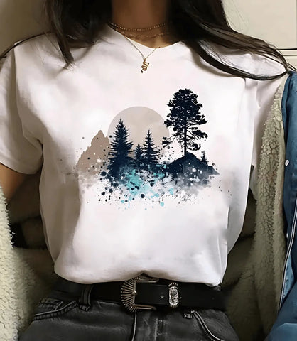 Camiseta feminina preta com estampa de fases da lua e planetas, design moderno e inspirado em astronomia, ideal para looks casuais e estilosos.