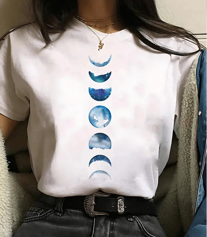 Camiseta feminina preta com estampa de fases da lua e planetas, design moderno e inspirado em astronomia, ideal para looks casuais e estilosos.