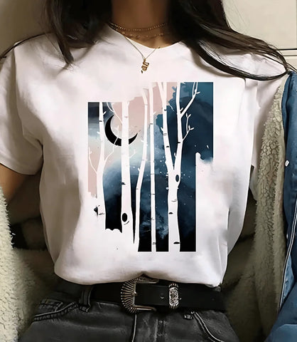 Camiseta feminina preta com estampa de fases da lua e planetas, design moderno e inspirado em astronomia, ideal para looks casuais e estilosos.