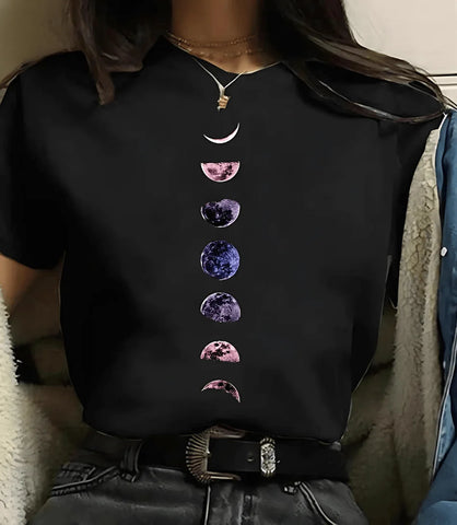Camiseta feminina preta com estampa de fases da lua e planetas, design moderno e inspirado em astronomia, ideal para looks casuais e estilosos.
