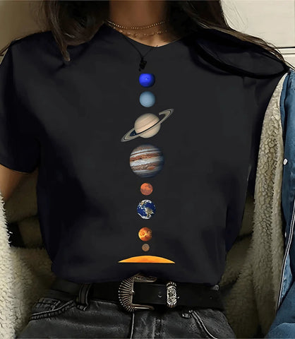 Camiseta feminina preta com estampa de fases da lua e planetas, design moderno e inspirado em astronomia, ideal para looks casuais e estilosos.