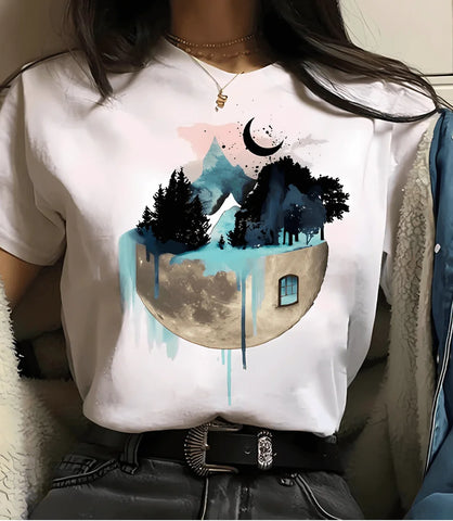 Camiseta feminina preta com estampa de fases da lua e planetas, design moderno e inspirado em astronomia, ideal para looks casuais e estilosos.