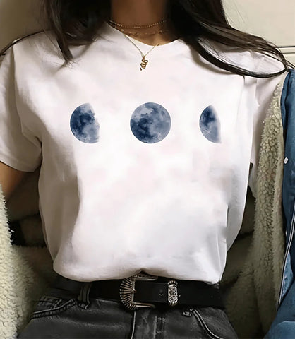 Camiseta feminina preta com estampa de fases da lua e planetas, design moderno e inspirado em astronomia, ideal para looks casuais e estilosos.
