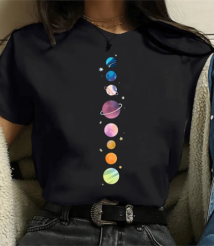 Camiseta feminina preta com estampa de fases da lua e planetas, design moderno e inspirado em astronomia, ideal para looks casuais e estilosos.