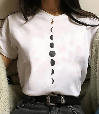 Camiseta feminina preta com estampa de fases da lua e planetas, design moderno e inspirado em astronomia, ideal para looks casuais e estilosos.