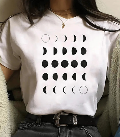Camiseta feminina preta com estampa de fases da lua e planetas, design moderno e inspirado em astronomia, ideal para looks casuais e estilosos.