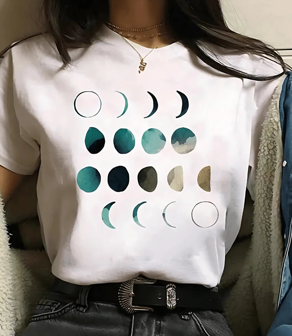Camiseta feminina preta com estampa de fases da lua e planetas, design moderno e inspirado em astronomia, ideal para looks casuais e estilosos.