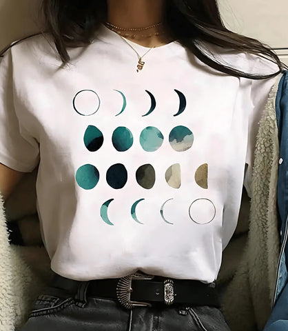 Camiseta feminina preta com estampa de fases da lua e planetas, design moderno e inspirado em astronomia, ideal para looks casuais e estilosos.