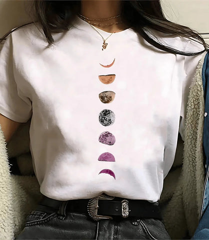 Camiseta feminina preta com estampa de fases da lua e planetas, design moderno e inspirado em astronomia, ideal para looks casuais e estilosos.