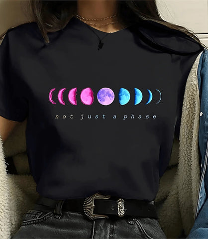 Camiseta feminina preta com estampa de fases da lua e planetas, design moderno e inspirado em astronomia, ideal para looks casuais e estilosos.
