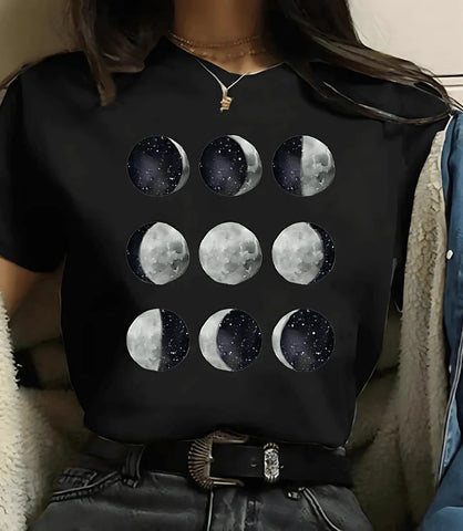 Camiseta feminina preta com estampa de fases da lua e planetas, design moderno e inspirado em astronomia, ideal para looks casuais e estilosos.