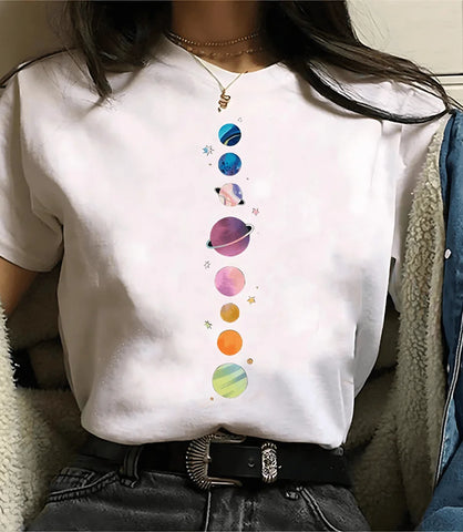 Camiseta feminina preta com estampa de fases da lua e planetas, design moderno e inspirado em astronomia, ideal para looks casuais e estilosos.