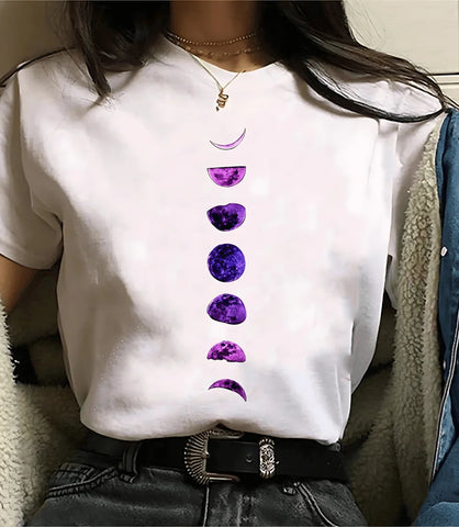 Camiseta feminina preta com estampa de fases da lua e planetas, design moderno e inspirado em astronomia, ideal para looks casuais e estilosos.