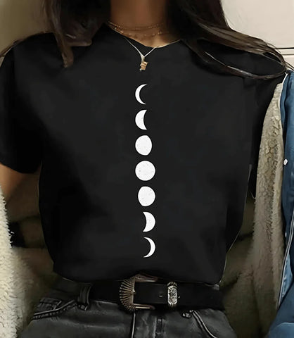 Camiseta feminina preta com estampa de fases da lua e planetas, design moderno e inspirado em astronomia, ideal para looks casuais e estilosos.