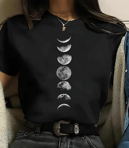 Camiseta feminina preta com estampa de fases da lua e planetas, design moderno e inspirado em astronomia, ideal para looks casuais e estilosos.