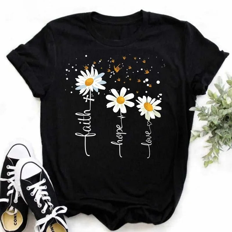 Camiseta feminina estampada com girassol e frases inspiradoras, feita de algodão com corte reto e mangas curtas, ideal para looks casuais.