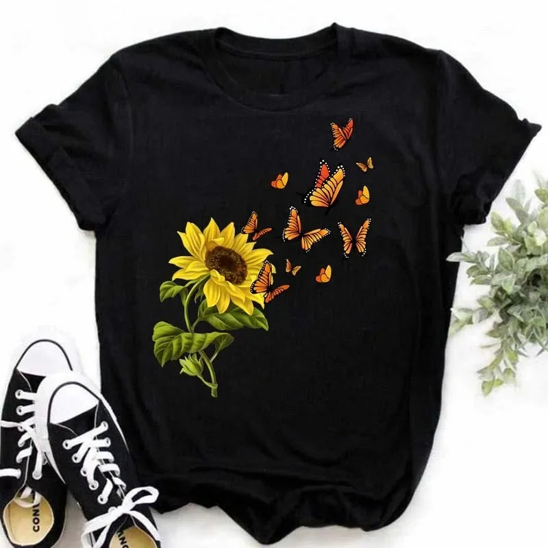 Camiseta feminina estampada com girassol e frases inspiradoras, feita de algodão com corte reto e mangas curtas, ideal para looks casuais.