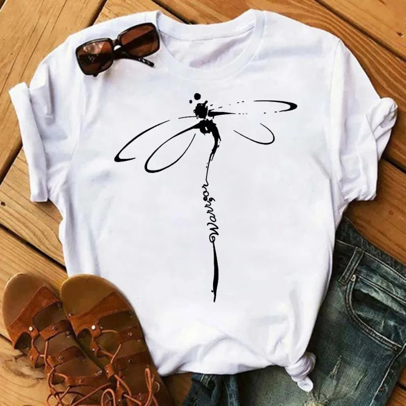 Camiseta feminina estampada com girassol e frases inspiradoras, feita de algodão com corte reto e mangas curtas, ideal para looks casuais.