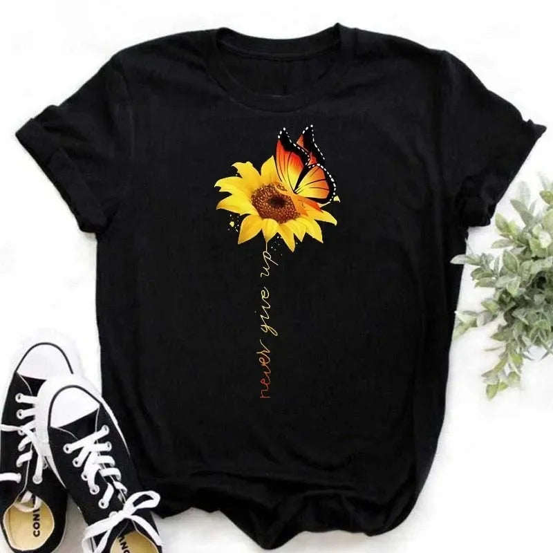 Camiseta feminina estampada com girassol e frases inspiradoras, feita de algodão com corte reto e mangas curtas, ideal para looks casuais.