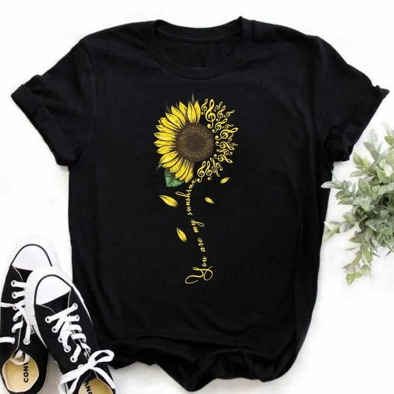 Camiseta feminina estampada com girassol e frases inspiradoras, feita de algodão com corte reto e mangas curtas, ideal para looks casuais.