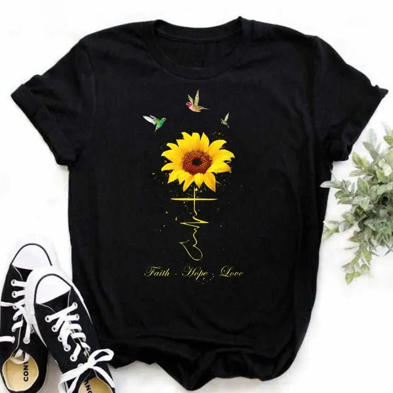 Camiseta feminina estampada com girassol e frases inspiradoras, feita de algodão com corte reto e mangas curtas, ideal para looks casuais.