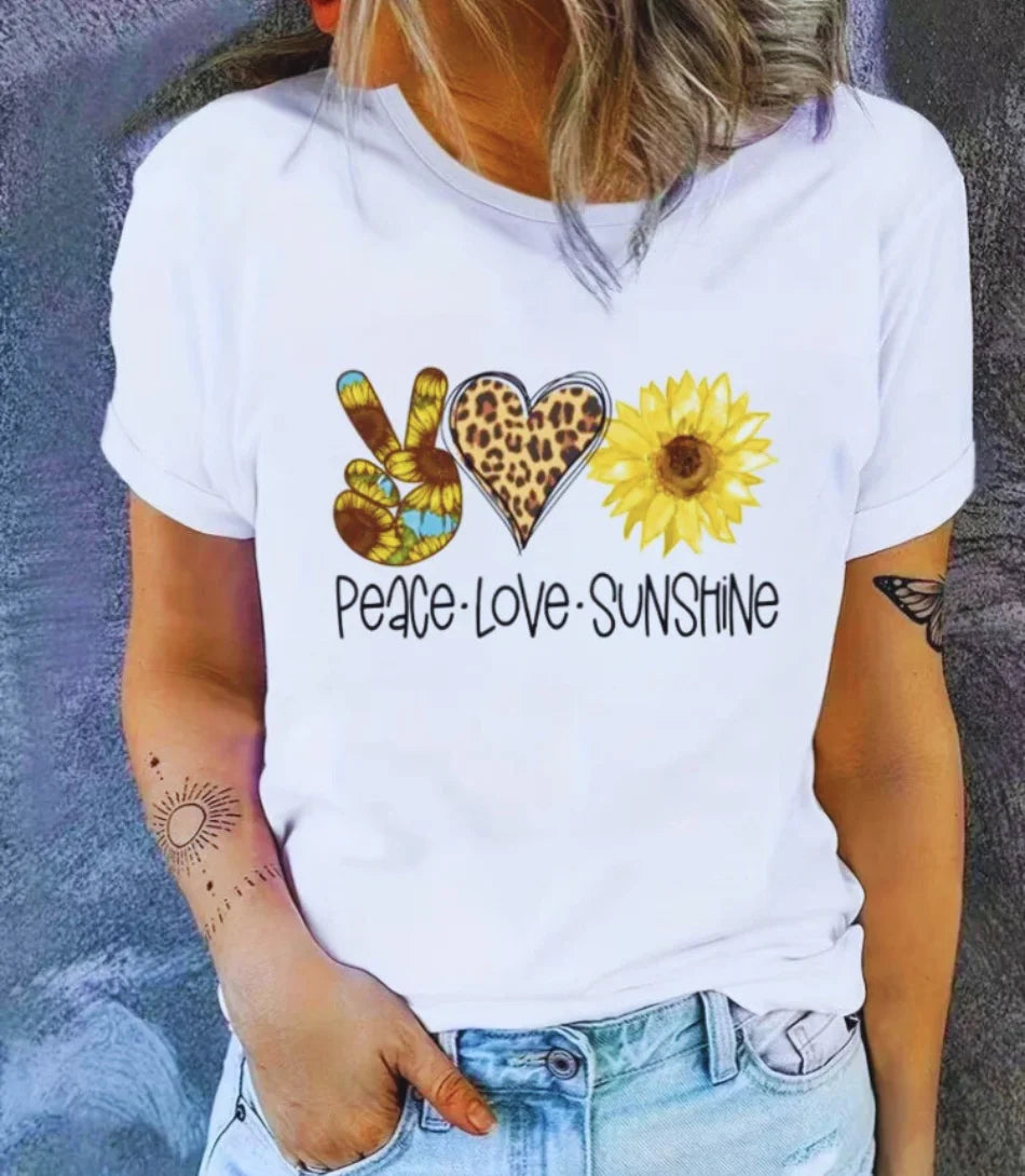 Camiseta feminina estampada com girassol e frases inspiradoras, feita de algodão com corte reto e mangas curtas, ideal para looks casuais.