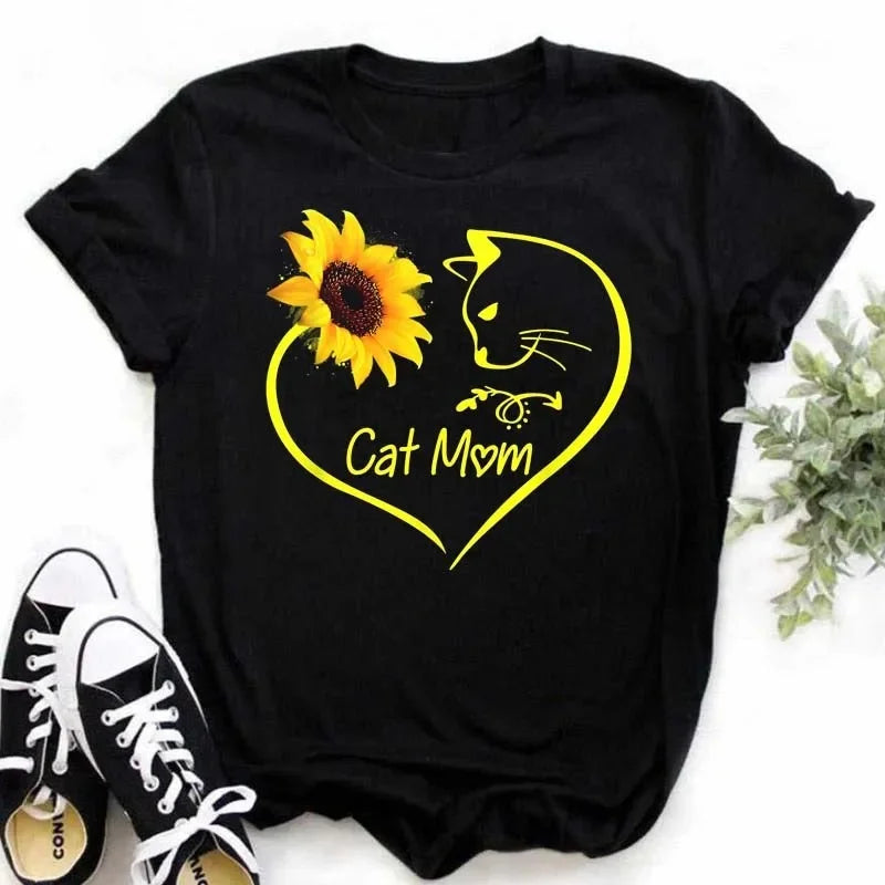 Camiseta feminina estampada com girassol e frases inspiradoras, feita de algodão com corte reto e mangas curtas, ideal para looks casuais.