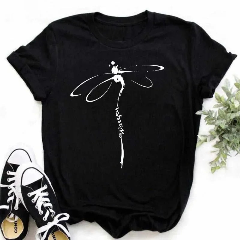 Camiseta feminina estampada com girassol e frases inspiradoras, feita de algodão com corte reto e mangas curtas, ideal para looks casuais.