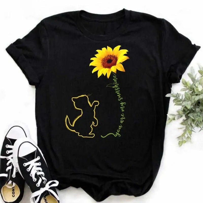 Camiseta feminina estampada com girassol e frases inspiradoras, feita de algodão com corte reto e mangas curtas, ideal para looks casuais.