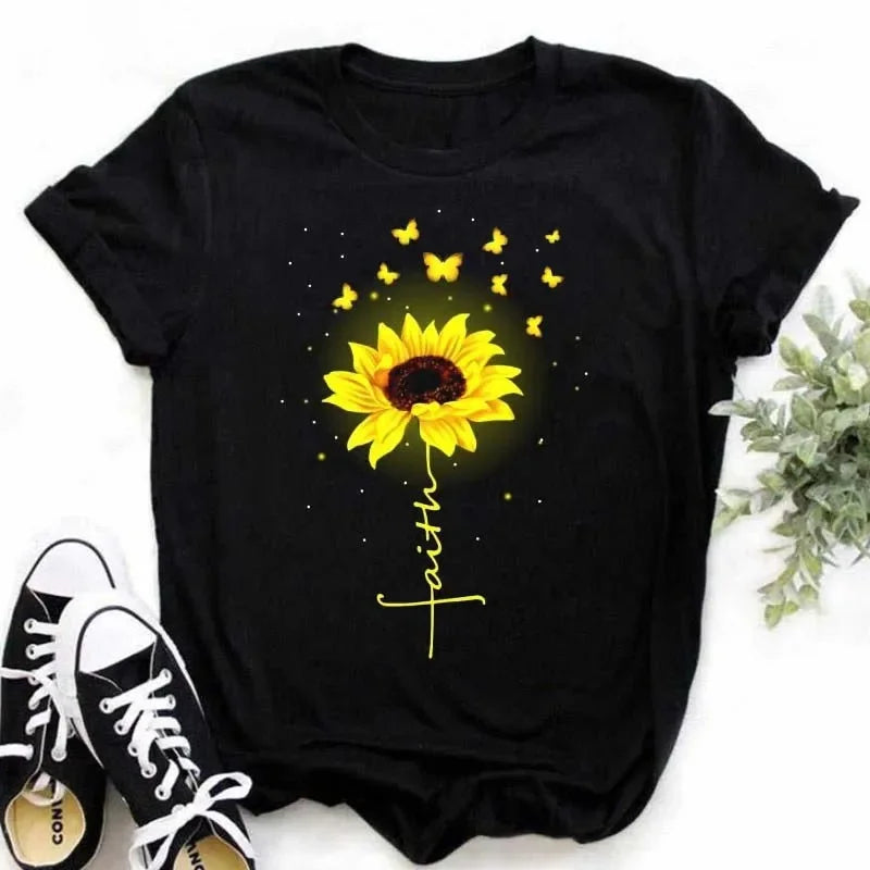 Camiseta feminina estampada com girassol e frases inspiradoras, feita de algodão com corte reto e mangas curtas, ideal para looks casuais.